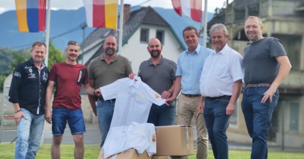 Feuerwehren in Seeboden tragen neue Diensthemden